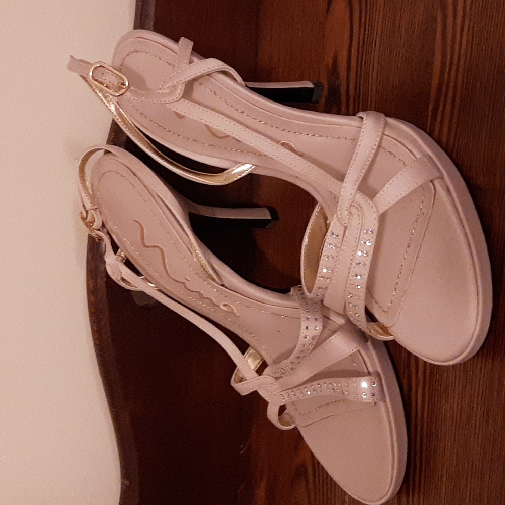 Nina nude color heels Size 6M